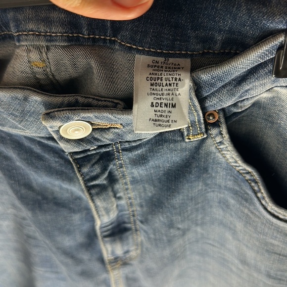 H&M &Denim Cut Capri Ripped Knee Denim Blue Jeans  Skinny Size 30‎ High Wasted - Picture 7 of 8